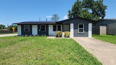 Building Photo - 3927 Emerald Dr