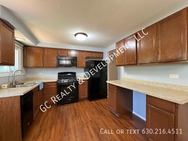 Building Photo - ***SCHAUMBURG LOCATION / RAISED RANCH 3 BD...