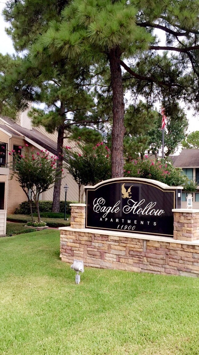 Building Photo - Eagle Hollow