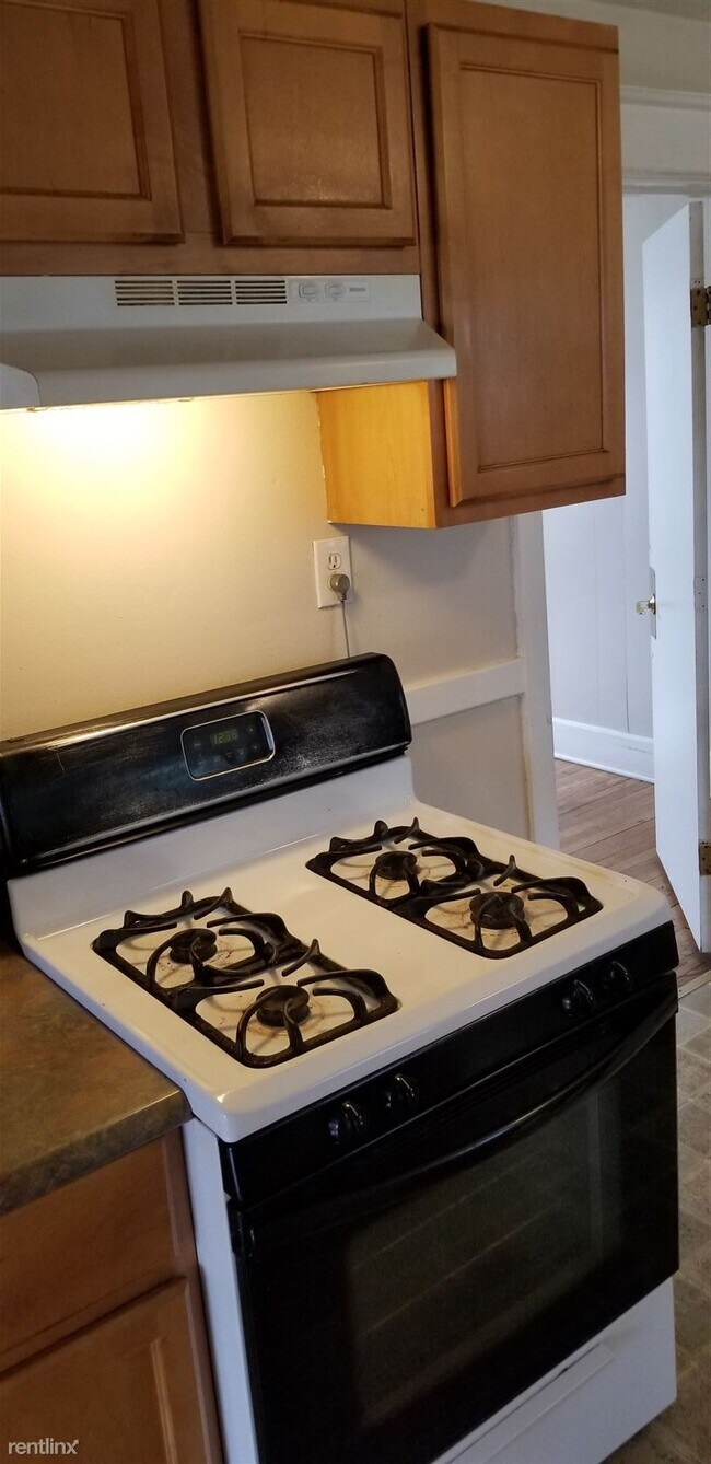 Building Photo - 2 br, 1 bath 4plex - 8722 W Mitchell St Ap...