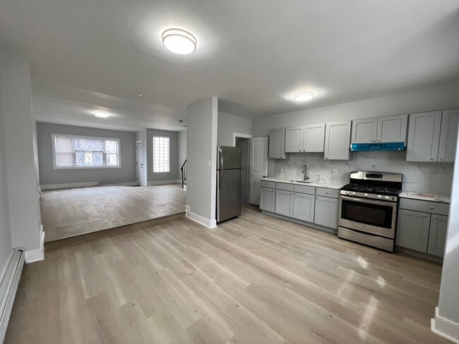 Gorgeous 4b/2b Home! Section 8 only! - Gorgeous 4b/2b Home! Section 8 only!