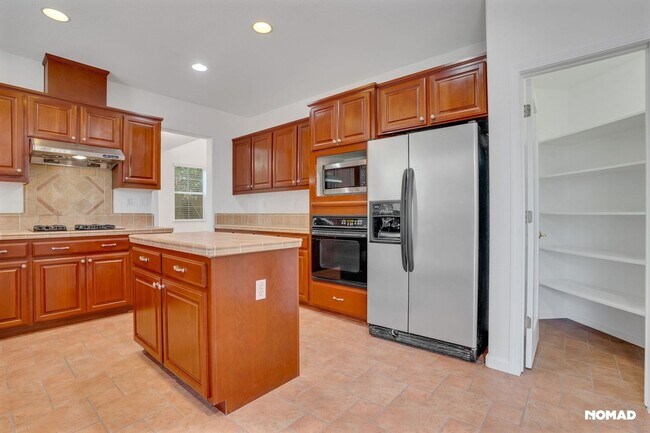 Building Photo - Stunning 4BR House with solar heated pool ...