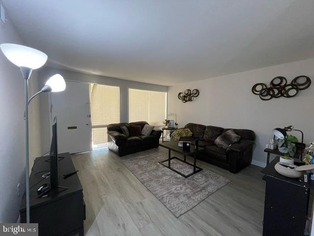 Foto del edificio - 7240 Donnell Pl