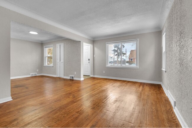 Building Photo - This beautifully updated 3-bedroom, 1-bath single-family home is ready for move-in!