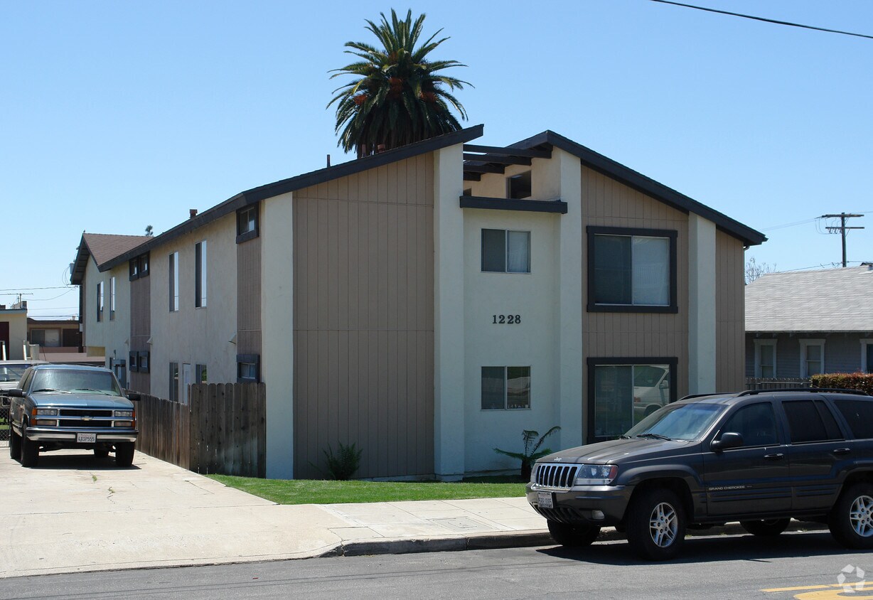 Primary Photo - 1228 E Meta St