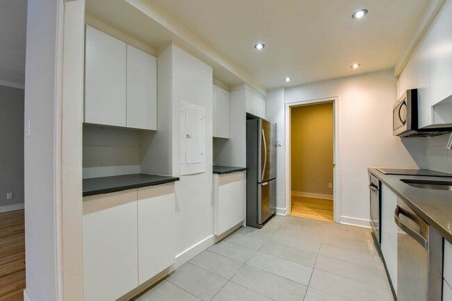 Building Photo - 3495 Rue de la Montagne