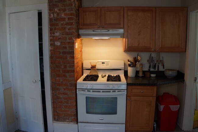 Foto del edificio - 2 Bedroom 2nd Floor Apartment South Wedge ...