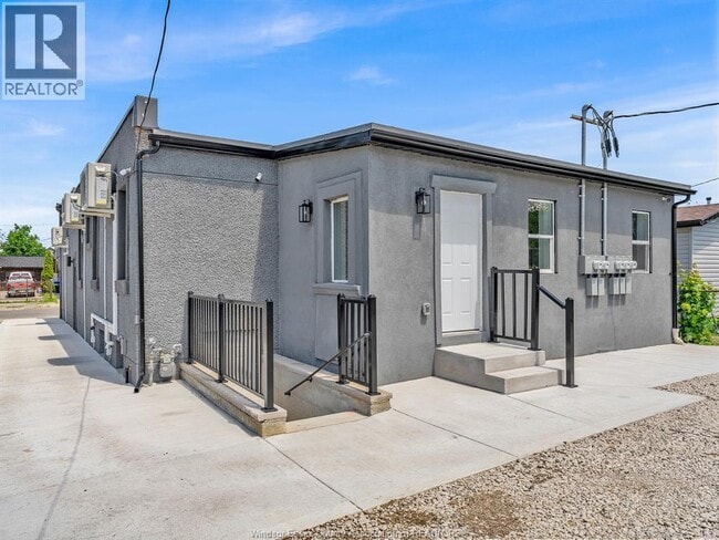 Building Photo - 1657 Drouillard Rd