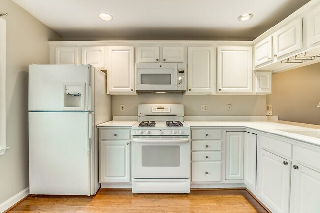Building Photo - 6924 Fairfax Dr