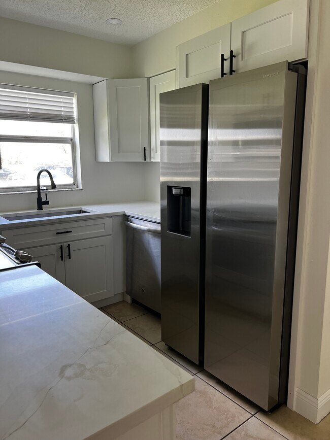 Foto del edificio - 320 Northeast Boulevard N