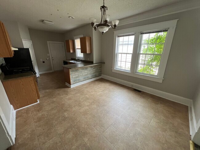Building Photo - 319 S Hampton Dr