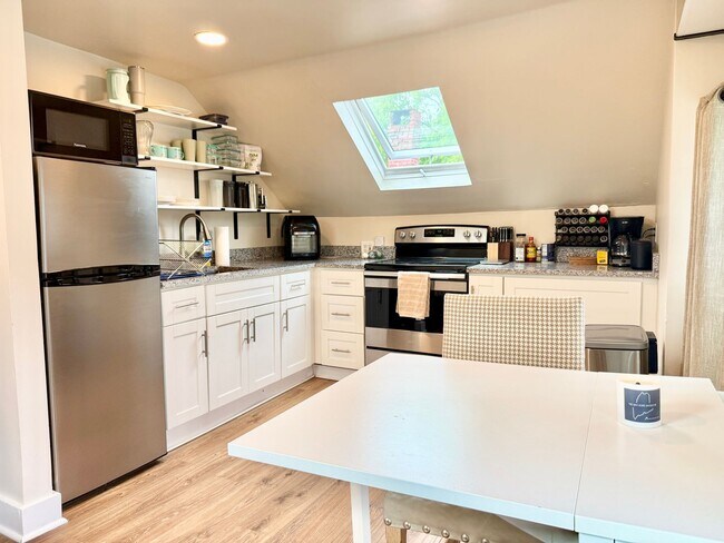 Foto del edificio - All Inclusive West End Condo-Fully Furnished with Parking!