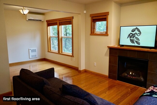 Building Photo - 3010B NE 137th St