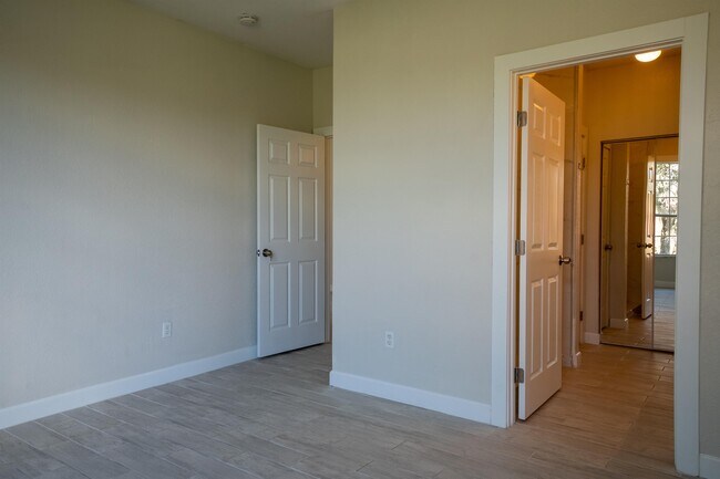 Building Photo - 9053 Lee Vista Blvd