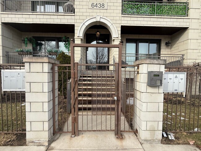 Building Photo - PRICE REDUCED! Luxury 3BR/2BA Condo – Prime Hyde Park Location, Modern Finishes.