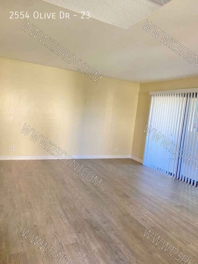 Foto del edificio - 2554 Olive Dr