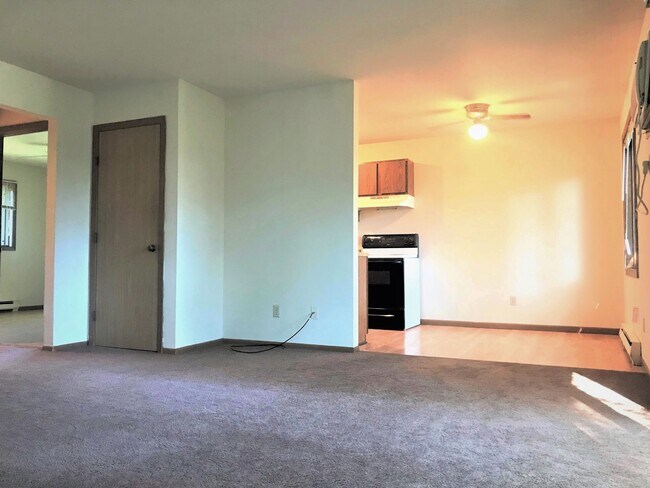 Living/Dining - 914 N Oak St
