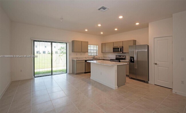 Foto del edificio - 766 SW 12th St