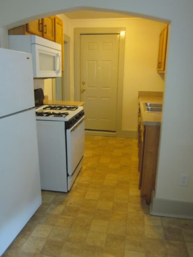 Building Photo - 810 Huestis Ave