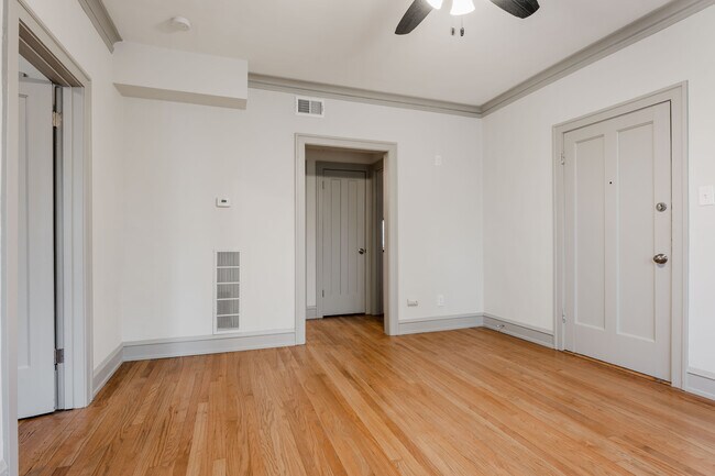 Building Photo - 709 N Hamlin Ave