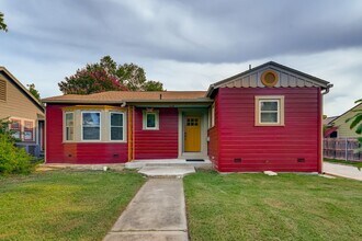 Building Photo - 2040 W Mistletoe Ave