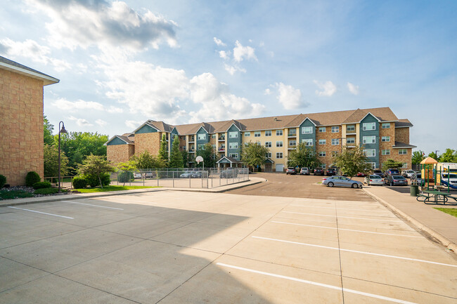 Foto del edificio - Maple Village Apartments