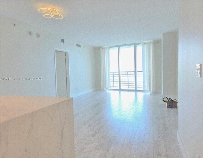 Foto del edificio - 335 S Biscayne Blvd
