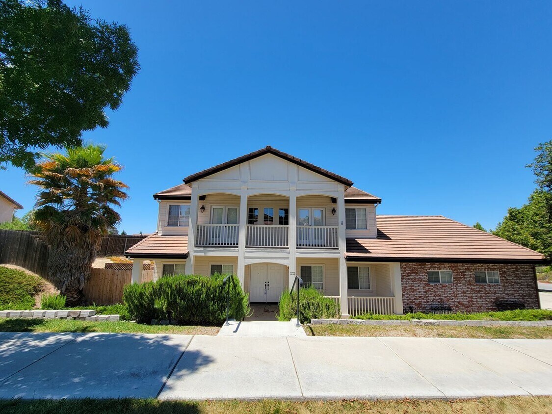 Primary Photo - 4 br, 3.5 bath House - 1713 Skyview Dr.