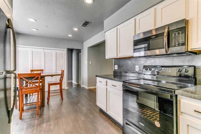 Building Photo - 204 Windmere Circle