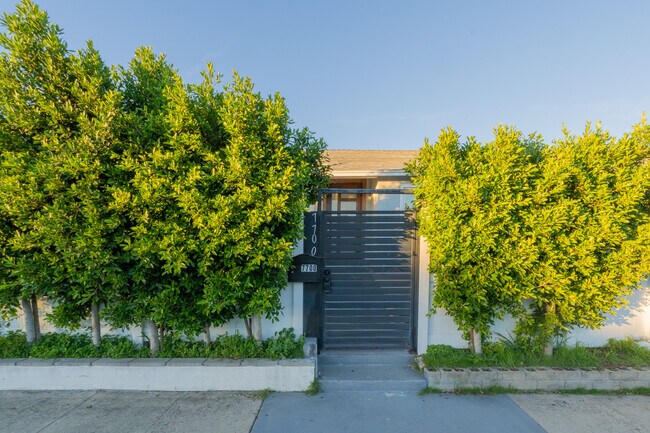 Building Photo - 7700 Satsuma Ave