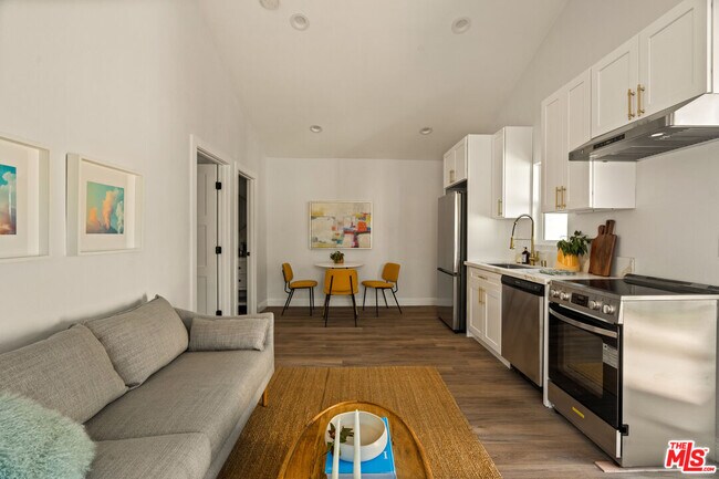 Foto del edificio - 1728 W 52nd St