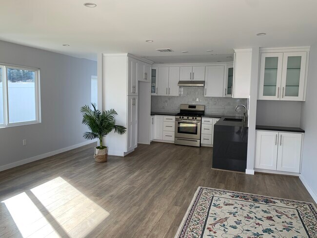 Building Photo - 10323 Whitegate Ave