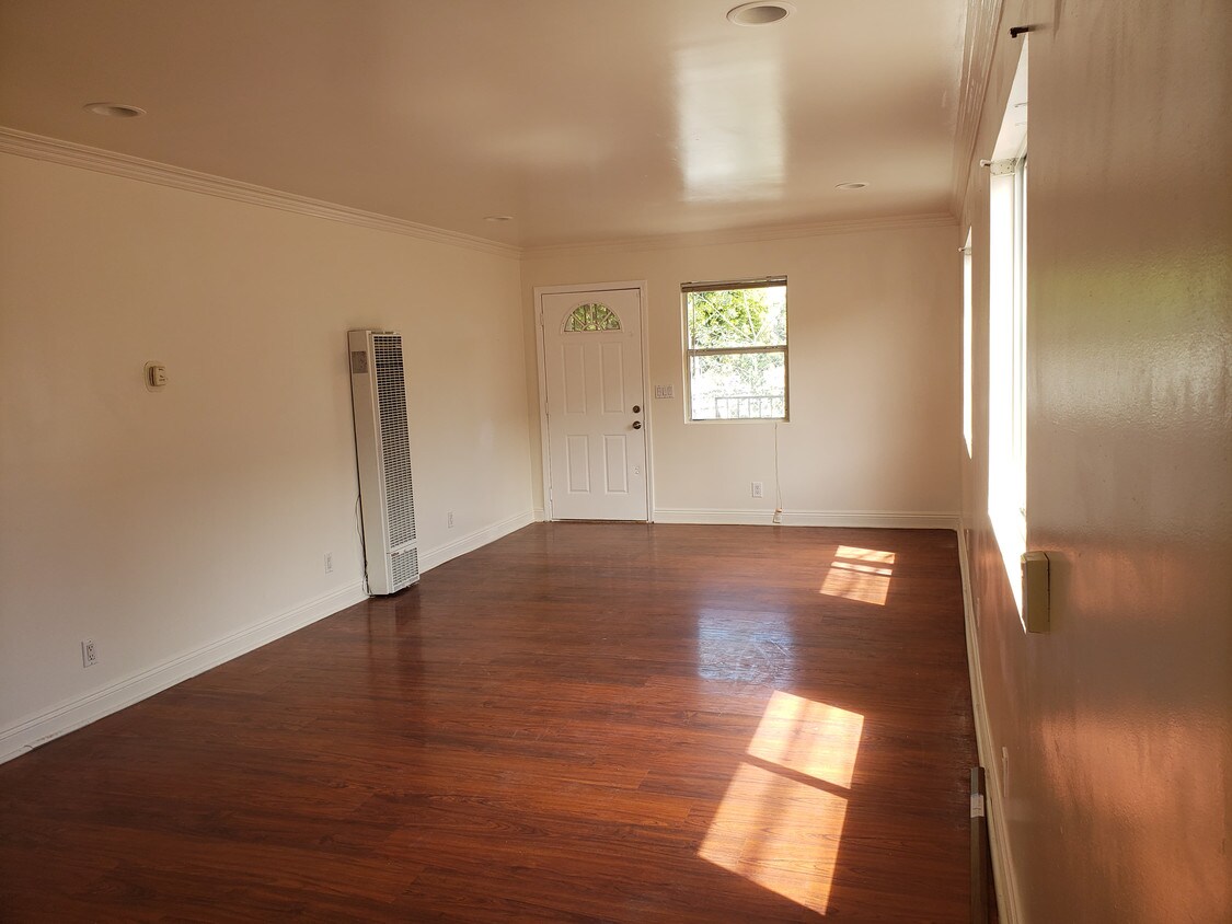 Foto principal - 323 W 8th St