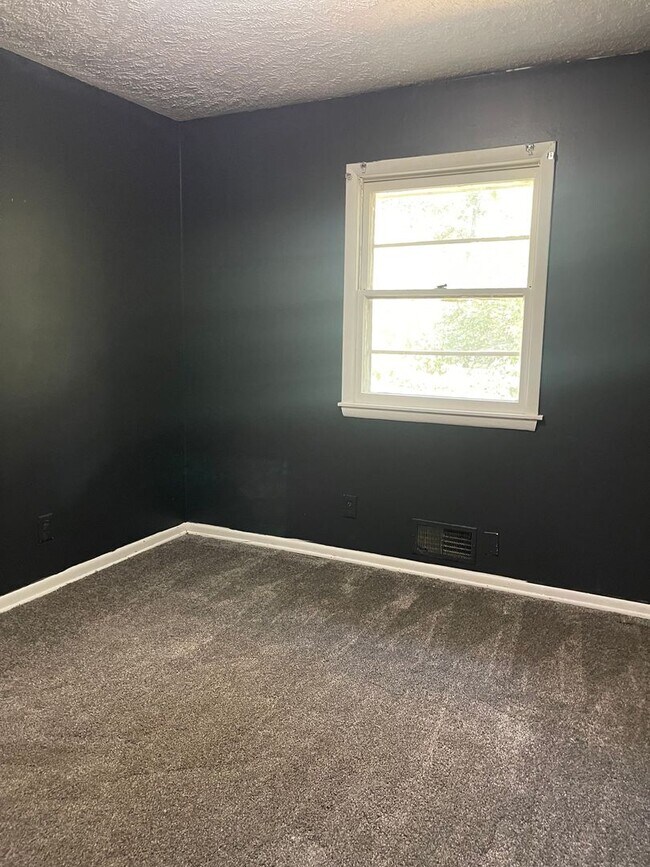 Building Photo - Spacious 2 Bedroom Home!