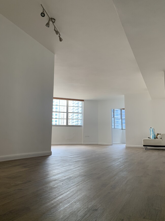 Building Photo - 999 Brickell Bay Dr