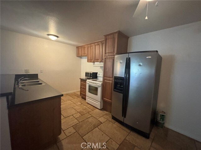 Foto del edificio - 23629 Golden Springs Dr