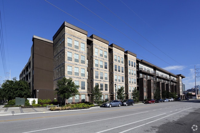 Building Photo - South 400