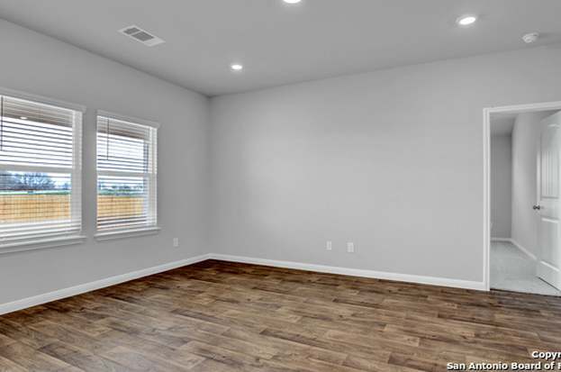 Foto del edificio - 125 Solitude Dr