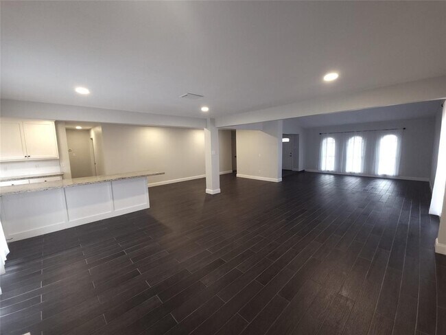 Building Photo - 2123 Quail Valley E Dr