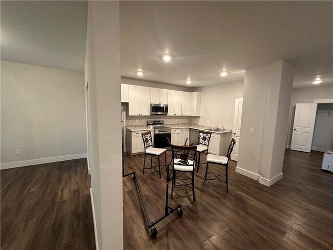 Foto del edificio - 370 Crestbrook Ln