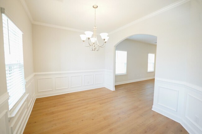 Foto del edificio - Coming Available!