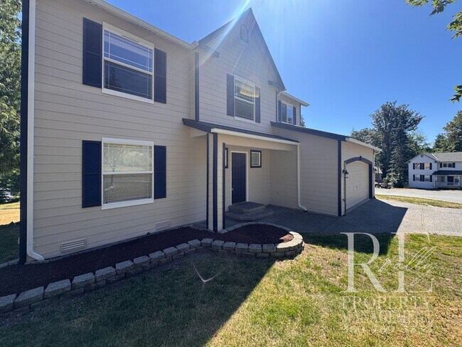 Foto del edificio - Immaculate Bremerton Home with Expansive Yard, Multiple Living Areas & Designer Kitchen