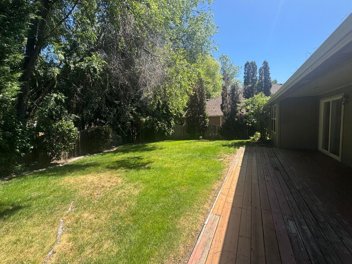 Building Photo - 3 Bed 2 Bath Home With Garage