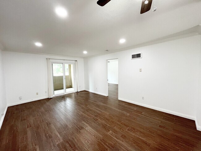 Building Photo - 7545 Charmant Dr