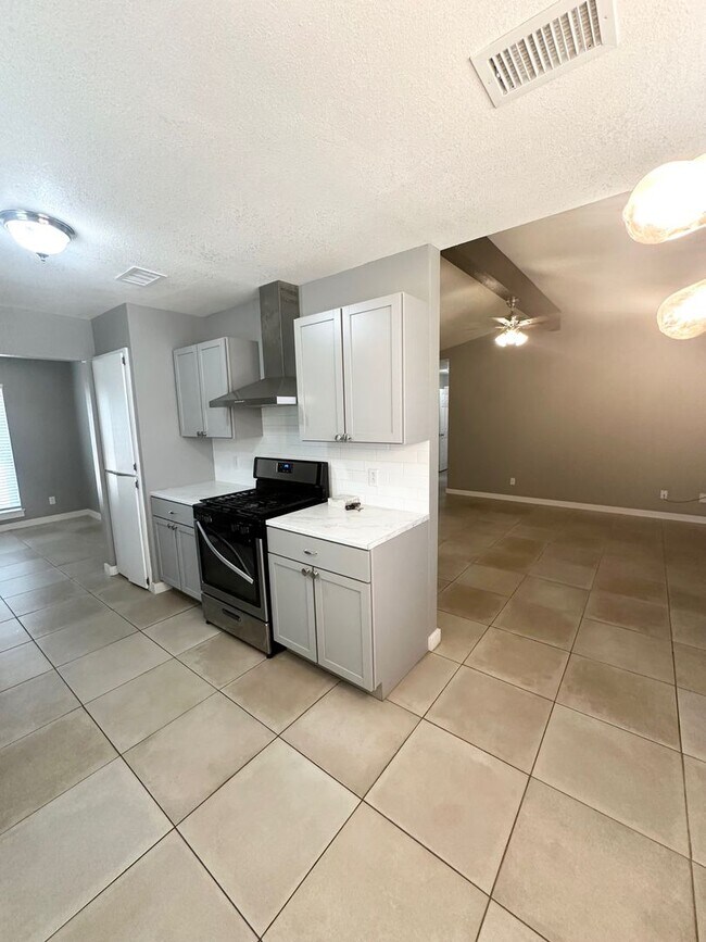 Foto del edificio - Fully Remodeled 3 Bedroom House For Rent!