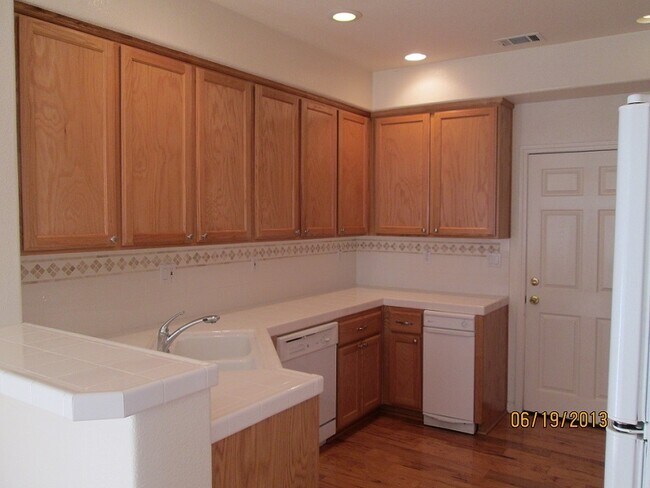 Building Photo - Executive Townhome