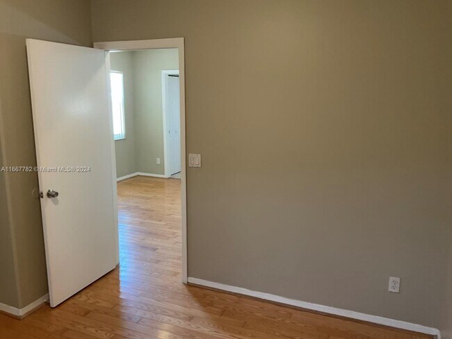 Foto del edificio - 7710 NW 23rd St