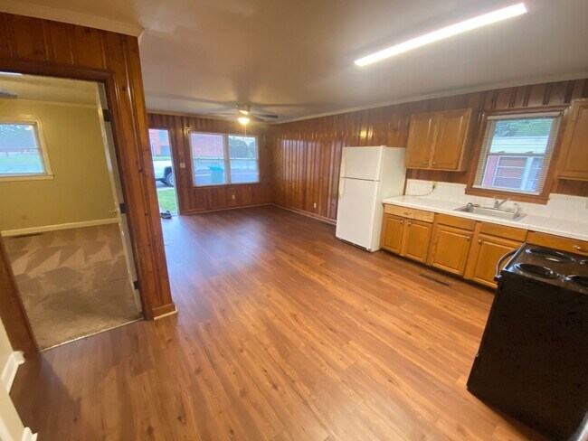 Building Photo - 1bed/1ba duplex downtown Landis very Nice ...