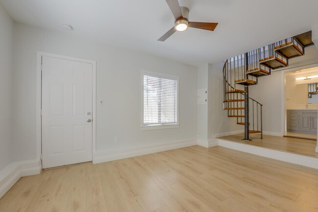 Building Photo - 572 Quartz St