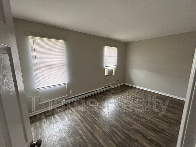 Foto del edificio - 400 E Northern Blvd